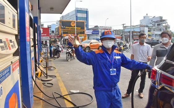Lo l&atilde;ng ph&iacute; v&agrave; &aacute;ch tắc tại c&acirc;y xăng khi xuất ho&aacute; đơn, Bộ T&agrave;i ch&iacute;nh l&ecirc;n tiếng