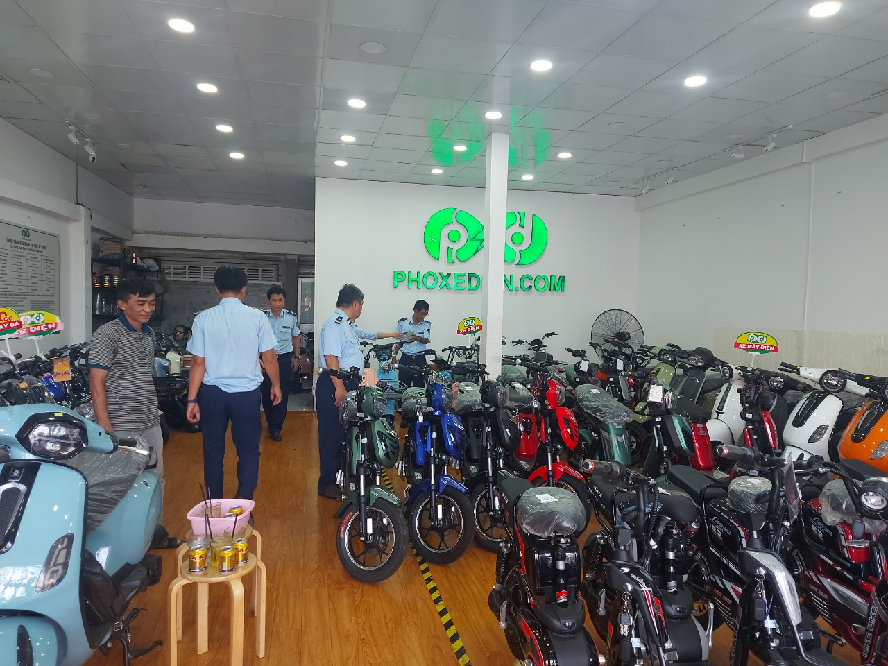 Đồng loạt kiểm tra 10 cửa h&agrave;ng phoxedien.com- Ảnh 2.