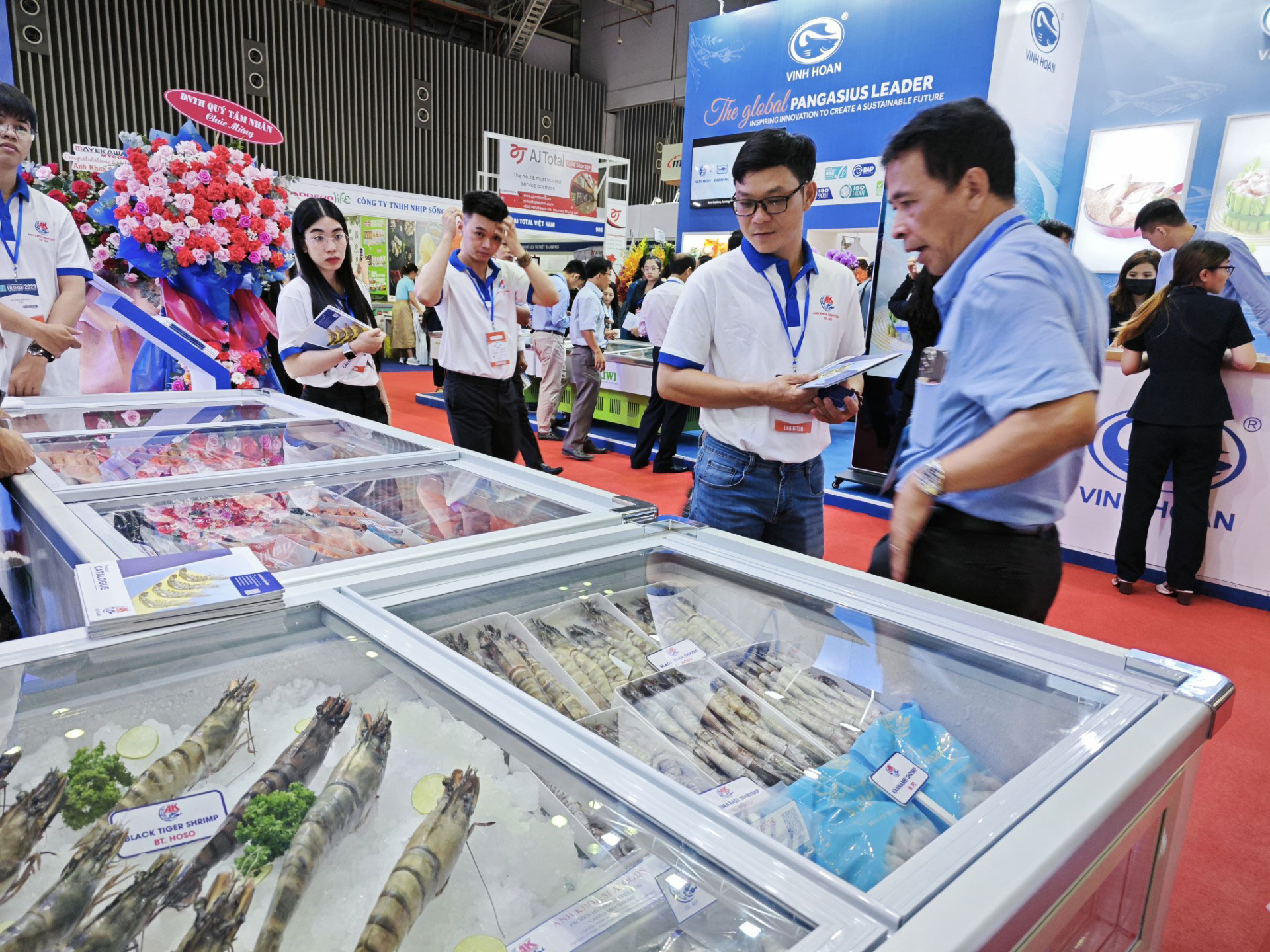 Các doanh nghiệp thủy sản giới thiệu sản phẩm tại Hội chợ Vietfish 2023 diễn ra ở TP HCM