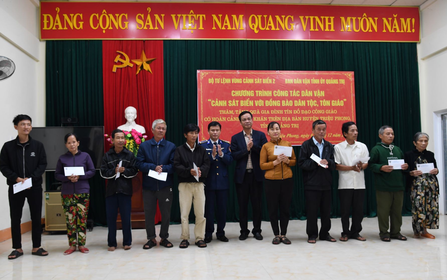 Bộ Tư lệnh Vùng Cảnh sát biển 2  trao tặng quà cho bà con giáo dân Quảng Trị