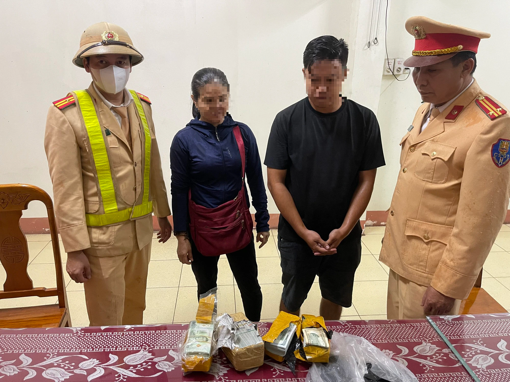 "Bí mật" bên trong 2 gói hàng gửi trên xe ô tô khách- Ảnh 1.