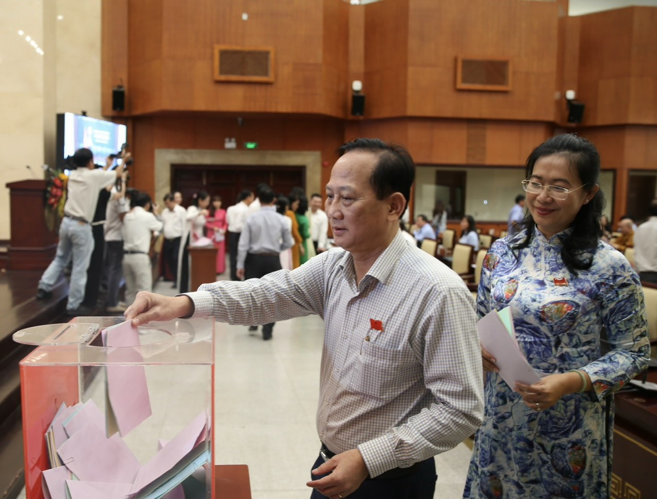 Chủ tịch HĐND TP HCM và Tư lệnh Bộ Tư lệnh thành phố có phiếu tín nhiệm cao nhiều nhất- Ảnh 1.