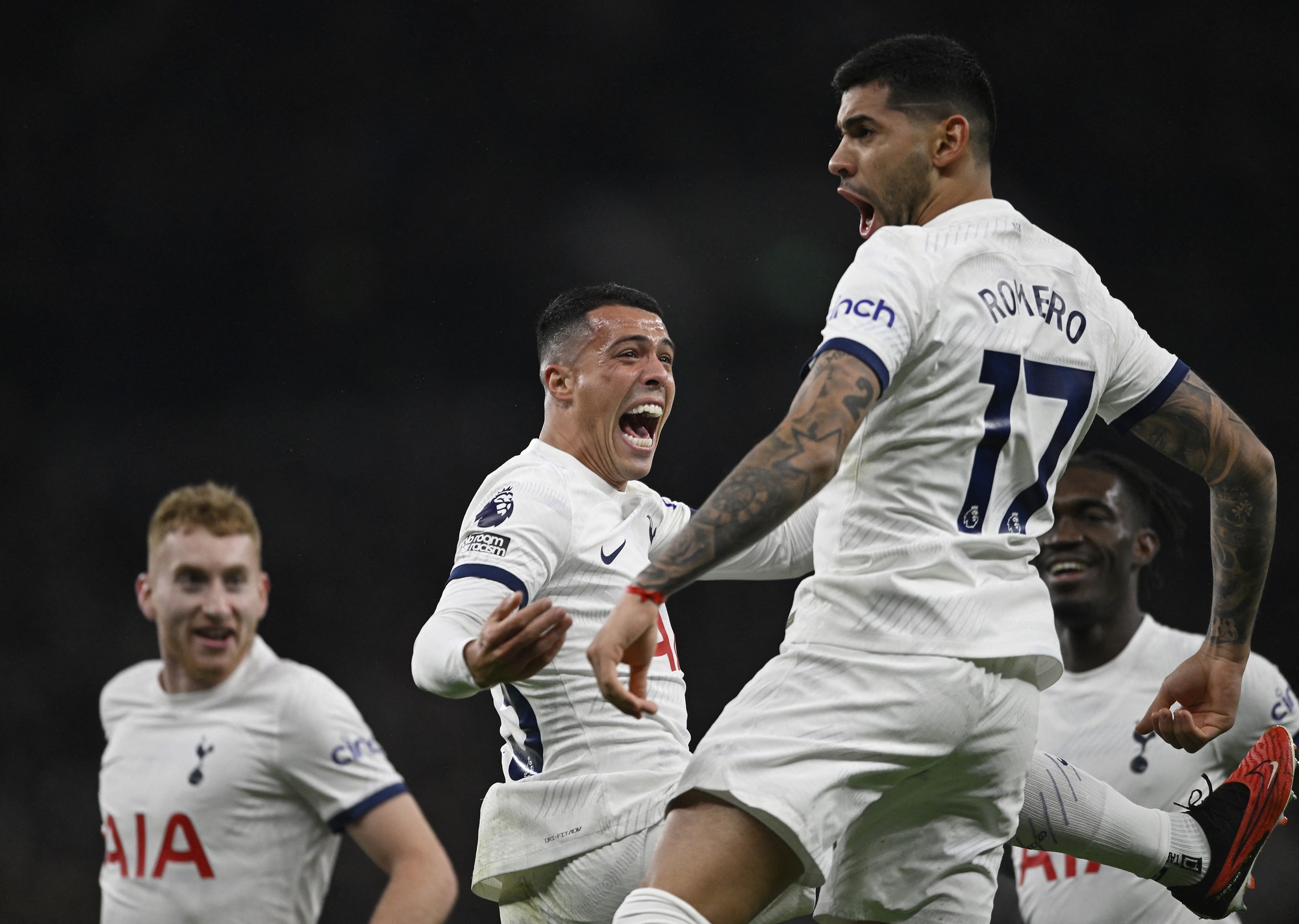Trung vệ Cristian Romero đ&aacute;nh đầu ghi b&agrave;n ở ph&uacute;t 11 cho Tottenham