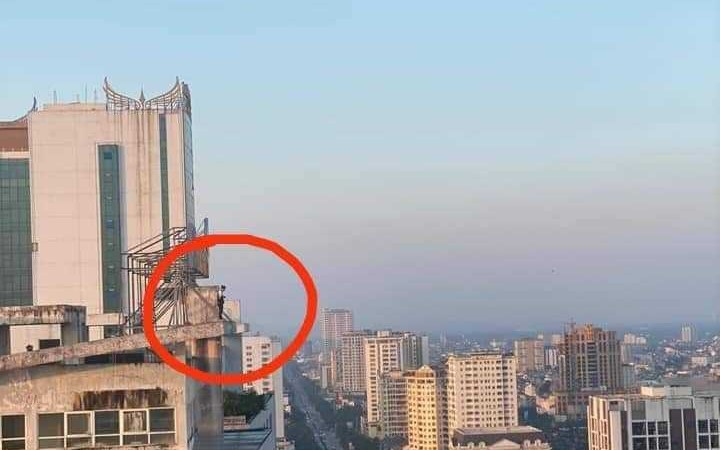 VIDEO: Nghẹt thở giải cứu cô gái trẻ đứng trên nóc chung cư 27 tầng