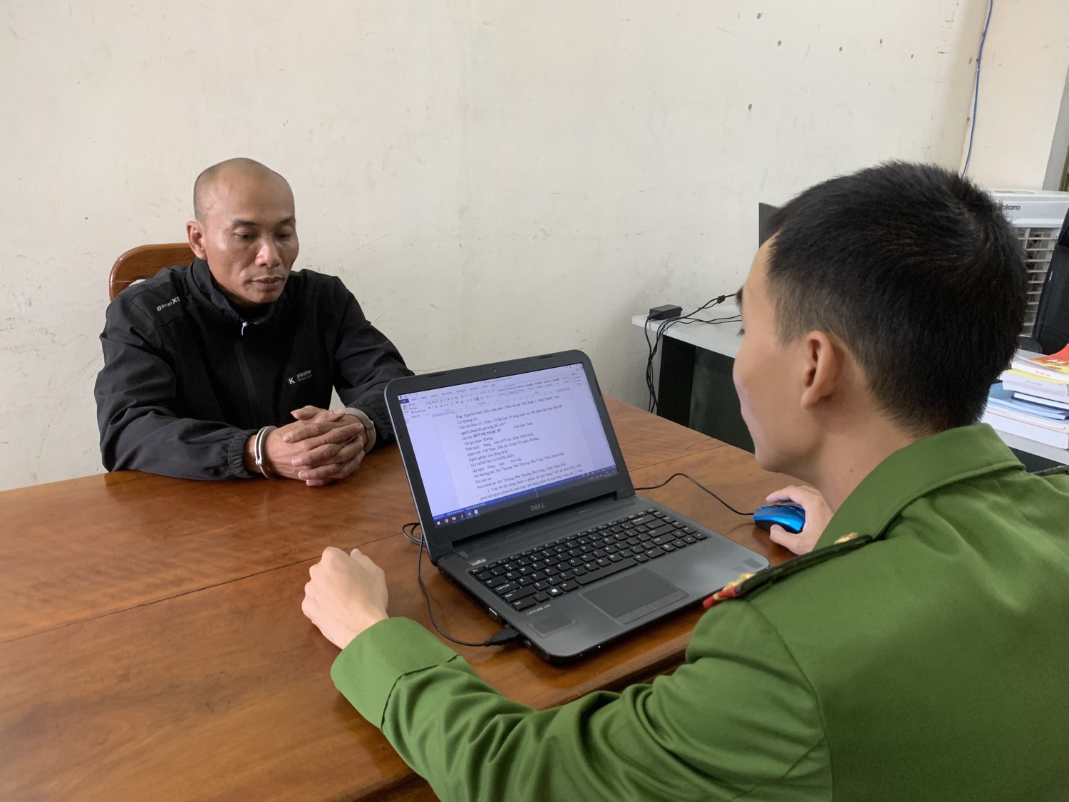C&ocirc;ng an v&acirc;y bắt Huỳnh Ngọc T&uacute; c&ugrave;ng tang vật- Ảnh 1.