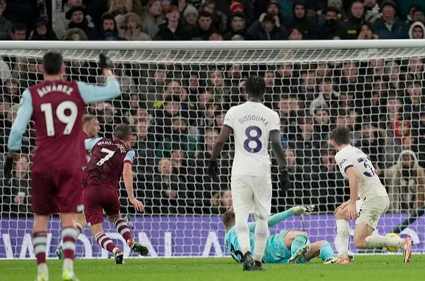 Thua ngược ngỡ ng&agrave;ng, Tottenham lập kỷ lục buồn Ngoại hạng Anh- Ảnh 5.