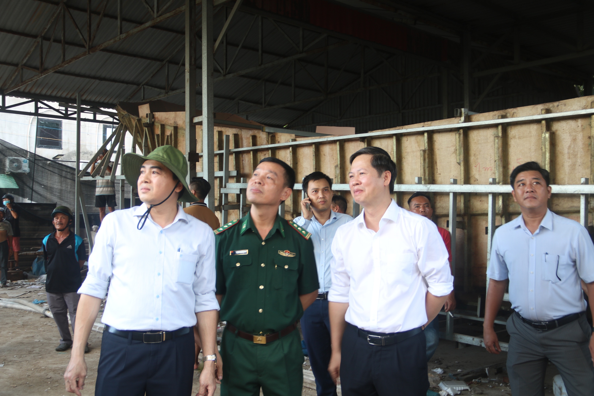 Xưởng đ&oacute;ng t&agrave;u vẫn đang ch&aacute;y, nguy&ecirc;n nh&acirc;n ban đầu đ&atilde; h&eacute; lộ- Ảnh 10.