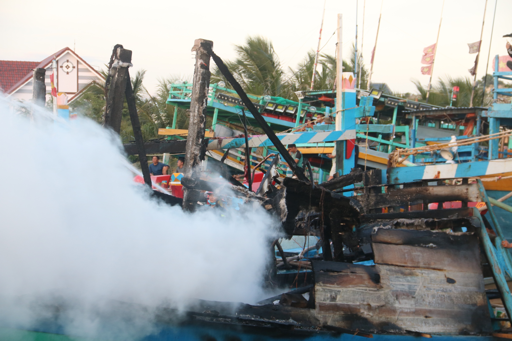 Xưởng đ&oacute;ng t&agrave;u vẫn đang ch&aacute;y, nguy&ecirc;n nh&acirc;n ban đầu đ&atilde; h&eacute; lộ- Ảnh 7.