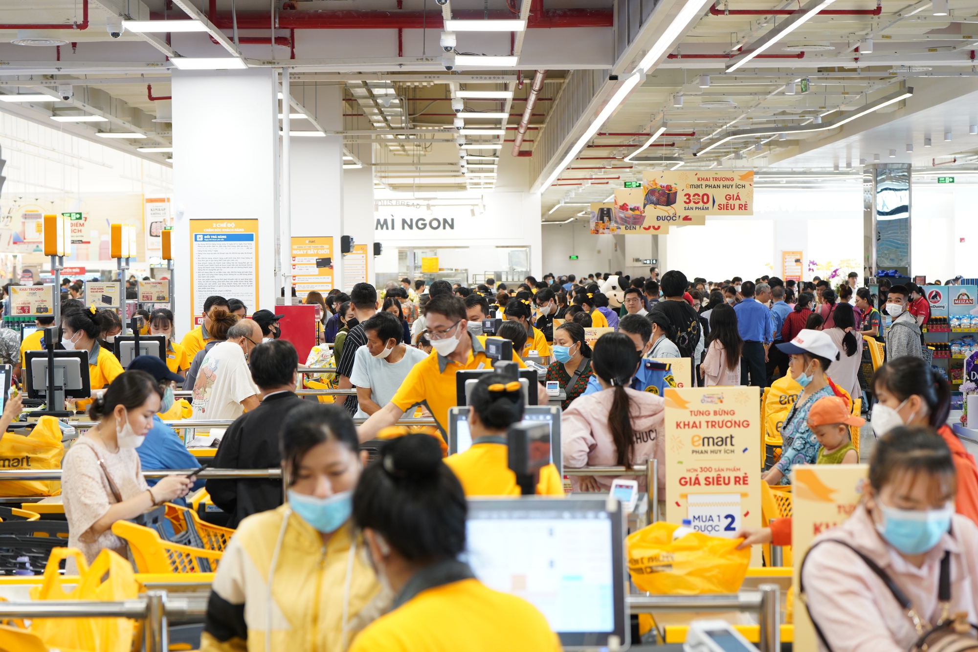 Chật k&iacute;n người trong ng&agrave;y khai trương đại si&ecirc;u thị thứ 3 của tỉ ph&uacute; Trần B&aacute; Dương ở TP HCM- Ảnh 6.