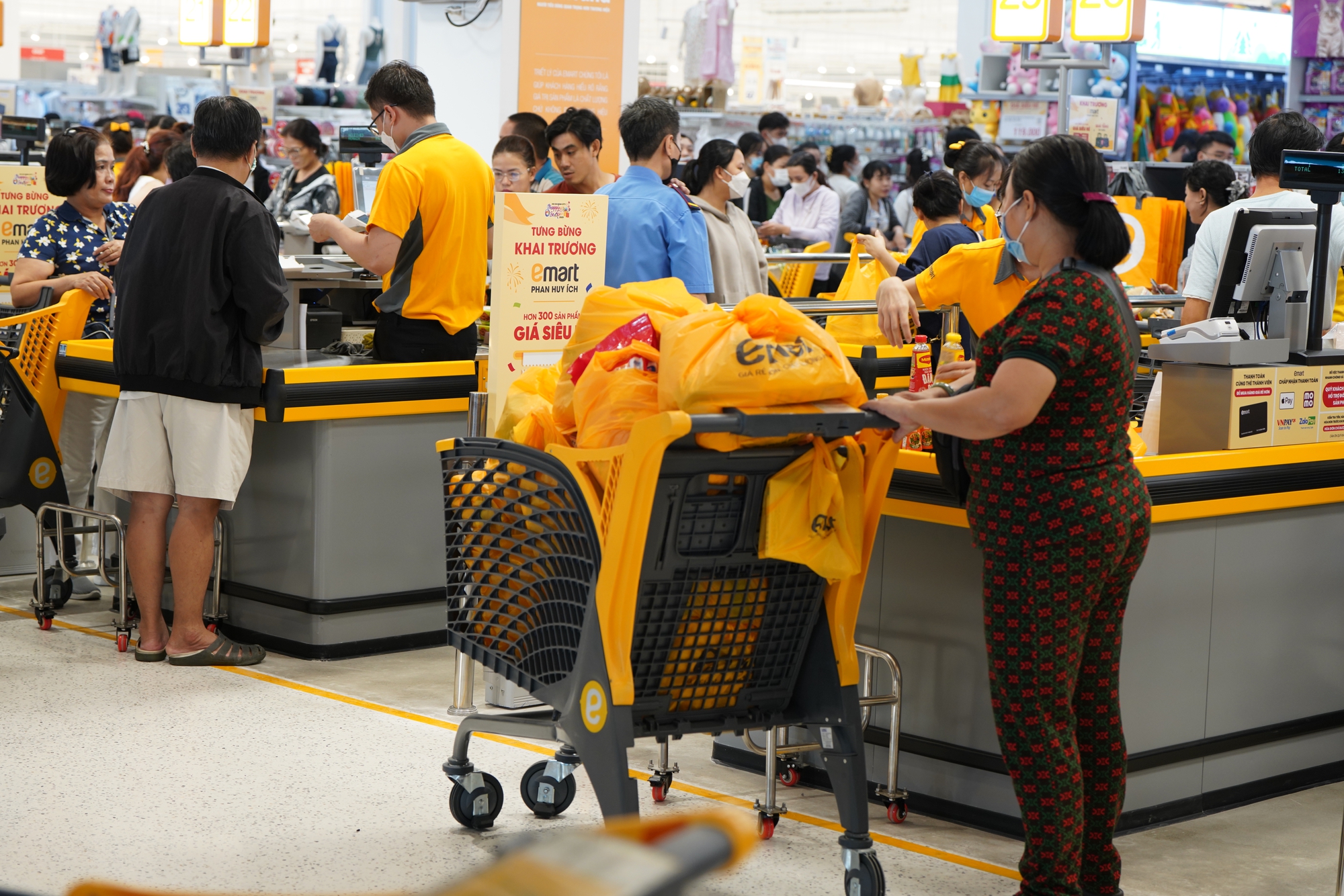 Chật k&iacute;n người trong ng&agrave;y khai trương đại si&ecirc;u thị thứ 3 của tỉ ph&uacute; Trần B&aacute; Dương ở TP HCM- Ảnh 4.