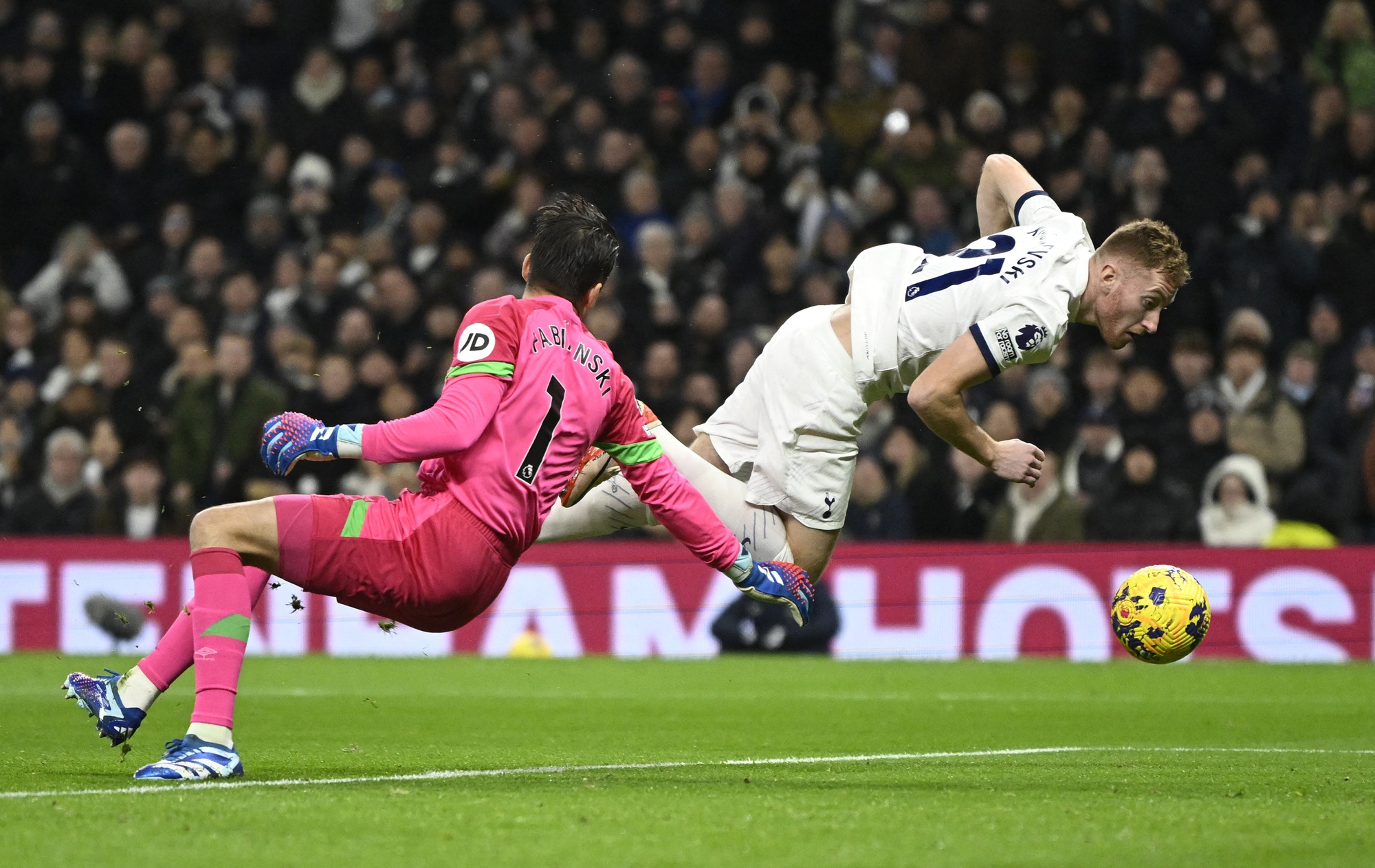 Thủ m&ocirc;n Lukasz Fabianski ph&aacute; b&oacute;ng từ Dejan Kulusevski ngay gi&acirc;y thứ 40