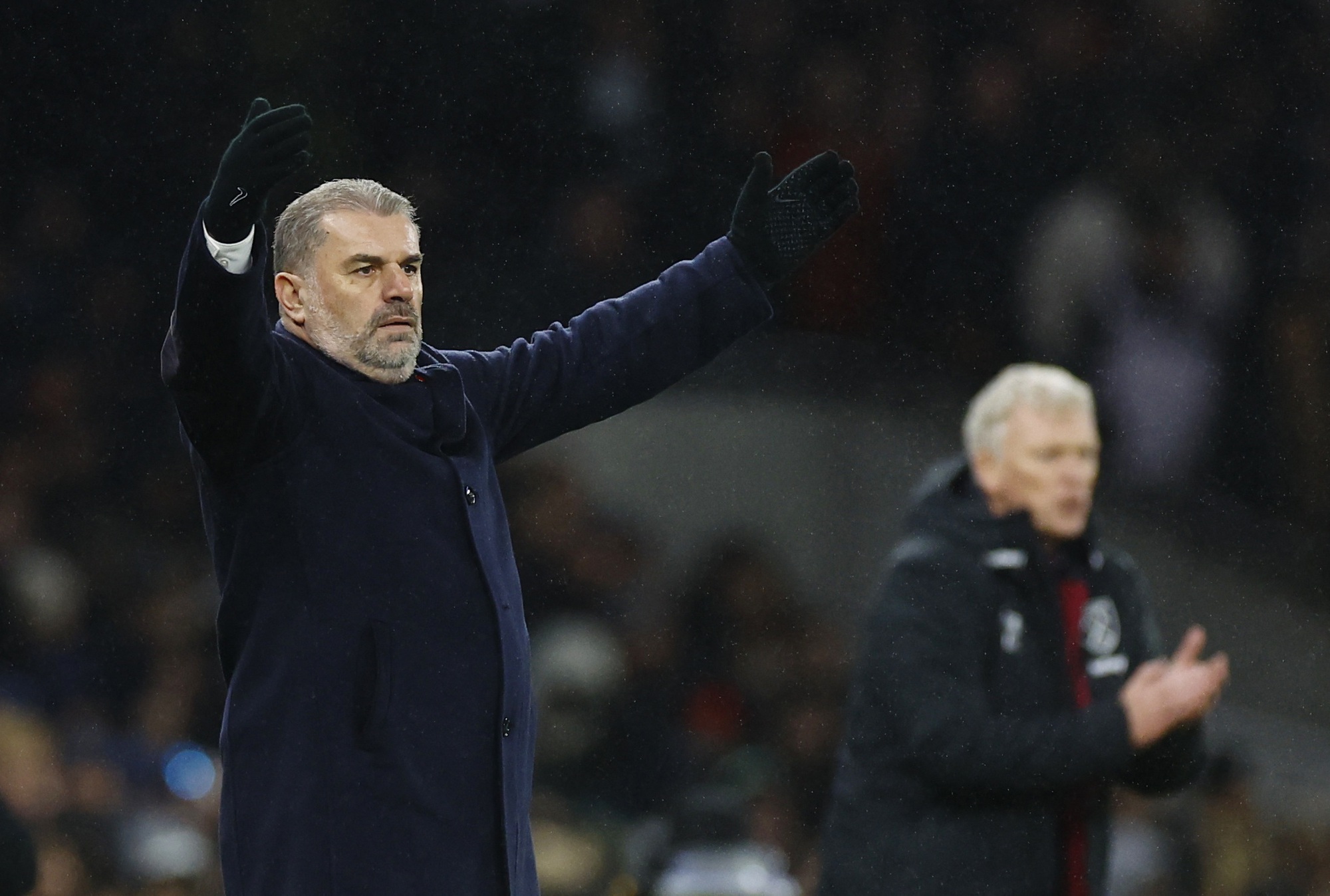 HLV Ange Postecoglou đang trải nghiệm sự nghiệt ng&atilde; của s&acirc;n cỏ Anh
