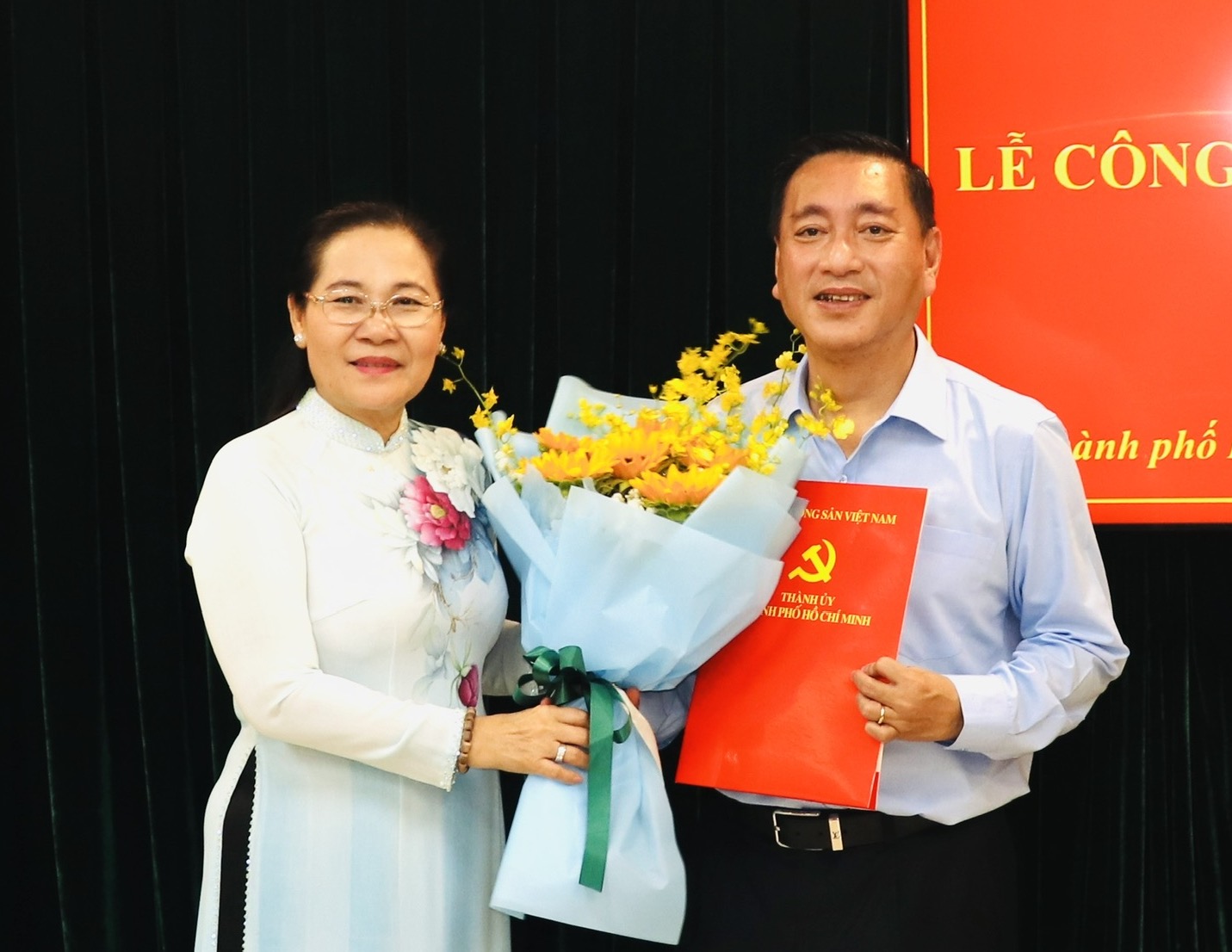 TP HCM công bố và trao quyết định cán bộ - Ảnh 1.