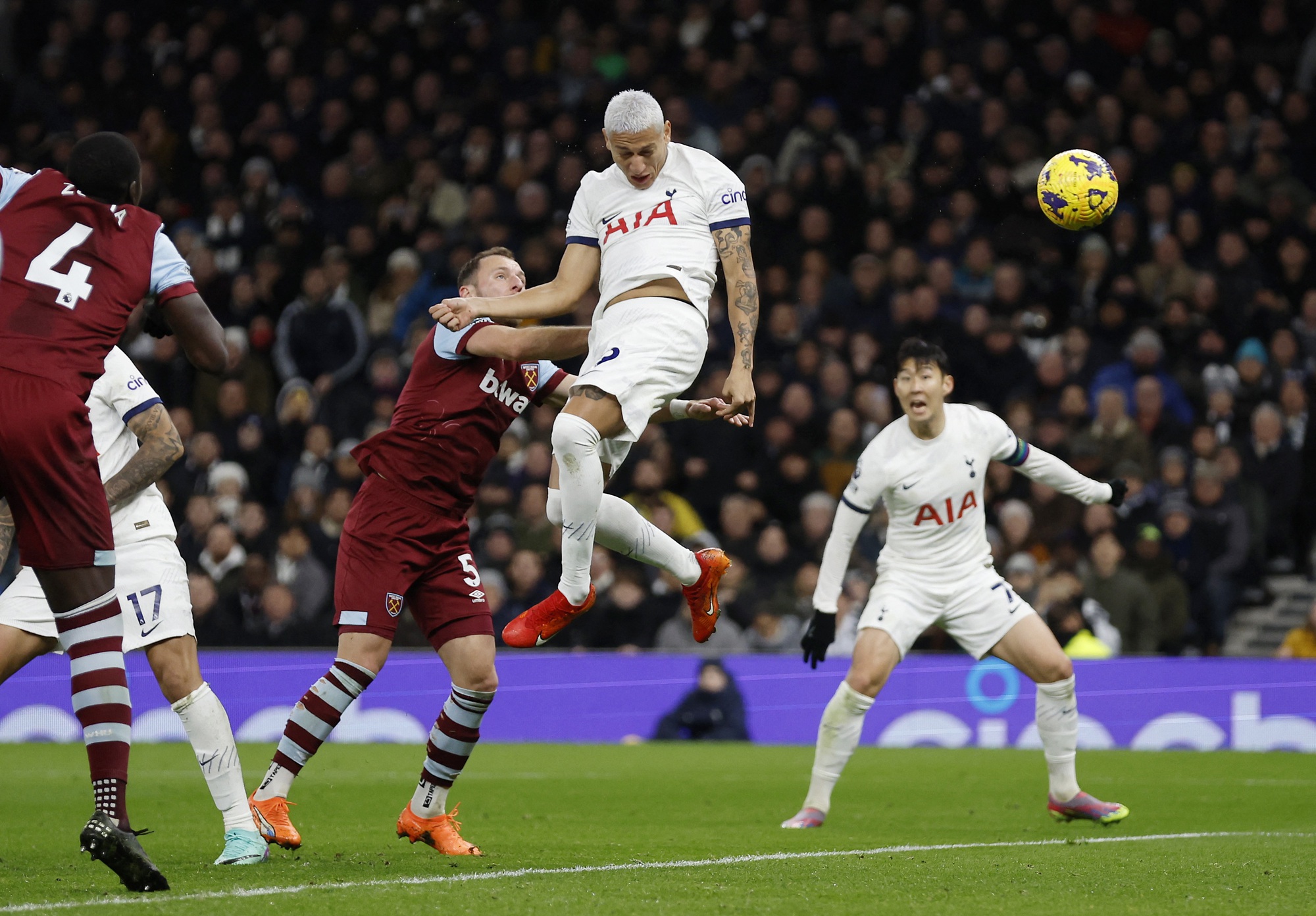 Thua ngược ngỡ ng&agrave;ng, Tottenham lập kỷ lục buồn Ngoại hạng Anh- Ảnh 8.