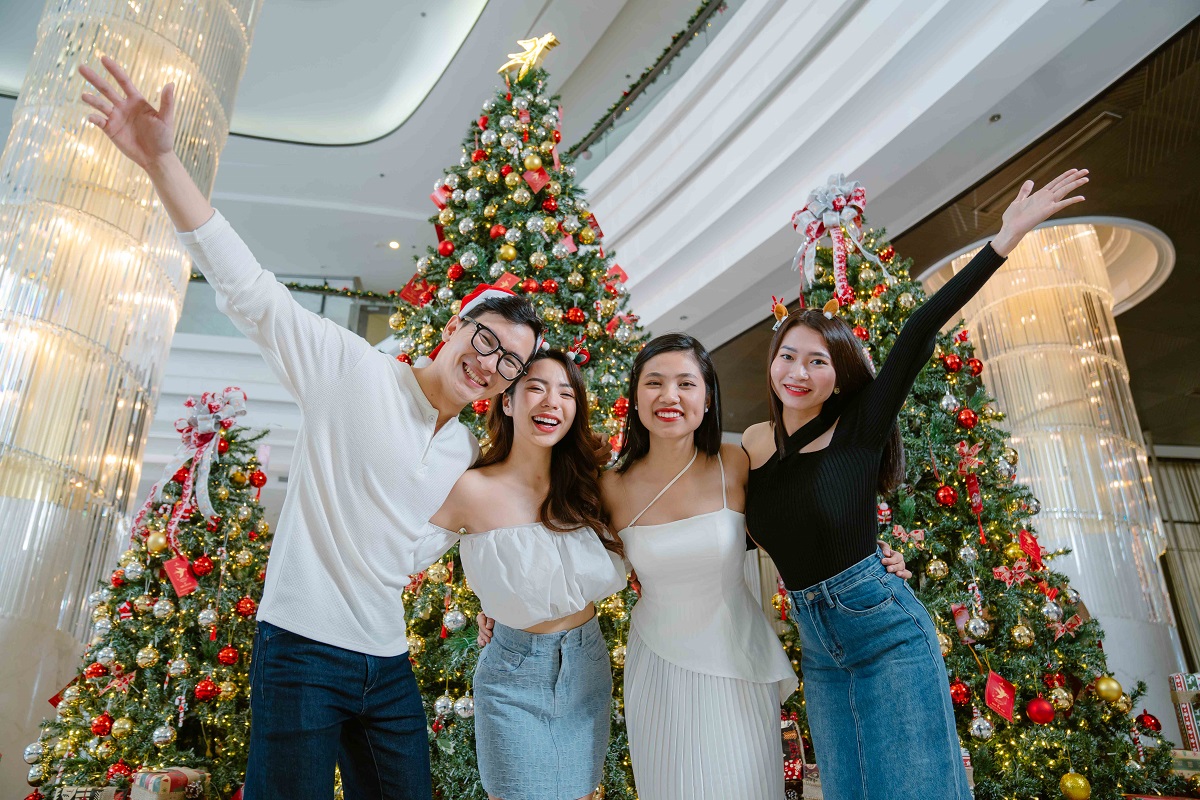 Một trong những điểm nhấn nổi bật nhất trong m&ugrave;a lễ hội cuối năm tại Vinpearl Nam Hội An sẽ l&agrave; sự xuất hiện lần đầu ti&ecirc;n của đo&agrave;n diễu h&agrave;nh Wake Up Santa, với đội h&igrave;nh 50 &ocirc;ng gi&agrave; Noel dạo chơi trong &acirc;m nhạc rộn r&agrave;ng khắp c&aacute;c nẻo đường của quần thể du lịch  xuy&ecirc;n suốt c&aacute;c ng&agrave;y cuối tuần trong th&aacute;ng 12. Cuộc đổ bộ bất ngờ n&agrave;y sẽ mang đến những m&oacute;n qu&agrave; vui nhộn v&agrave; bầu kh&ocirc;ng kh&iacute; hội h&egrave; tưng bừng, n&aacute;o nhiệt chưa từng c&oacute; giữa miền di sản, l&ocirc;i k&eacute;o du kh&aacute;ch ho&agrave; bước ch&acirc;n nh&uacute;n nhảy c&ugrave;ng những vũ kh&uacute;c Gi&aacute;ng sinh tươi vui