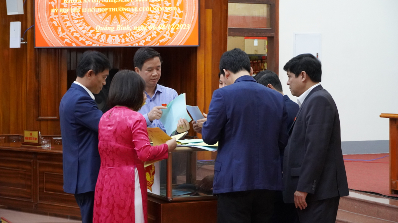 C&ocirc;ng bố kết quả lấy phiếu t&iacute;n nhiệm đối với 30 chức danh chủ chốt ở Quảng B&igrave;nh- Ảnh 2.