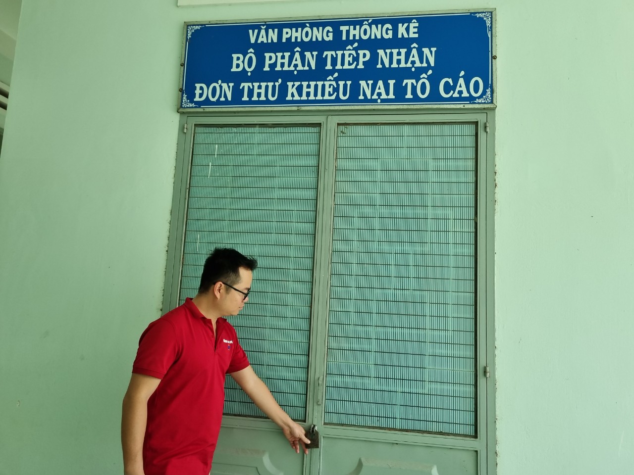 Giờ h&agrave;nh ch&iacute;nh, trụ sở UBND x&atilde; vắng như &hellip; "ch&ugrave;a b&agrave; đanh"- Ảnh 2.
