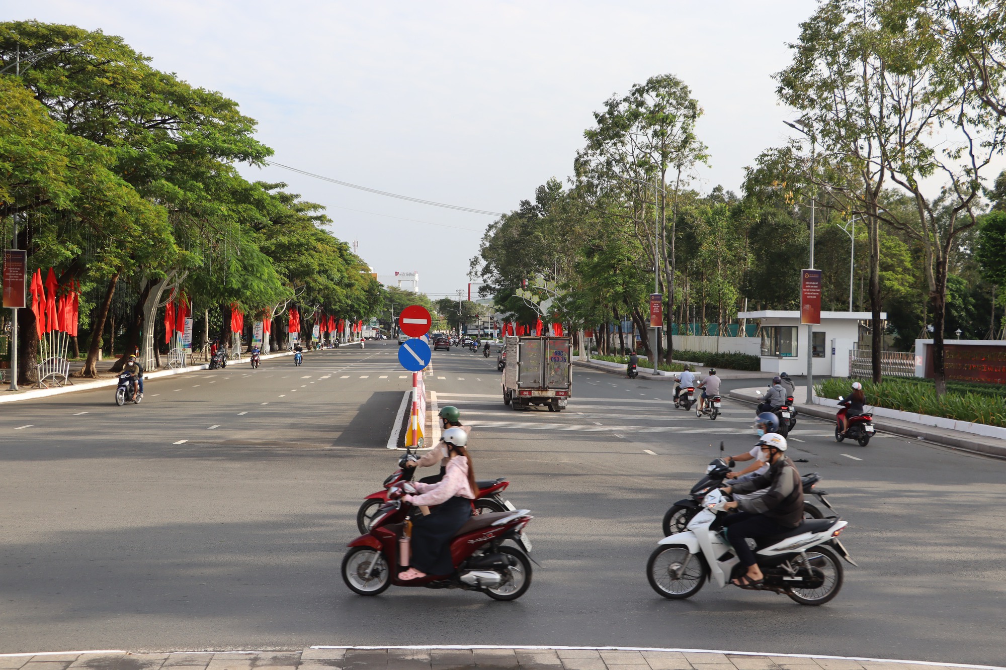 Đường phố Cà Mau rực rỡ trước ngày hội lớn- Ảnh 4.
