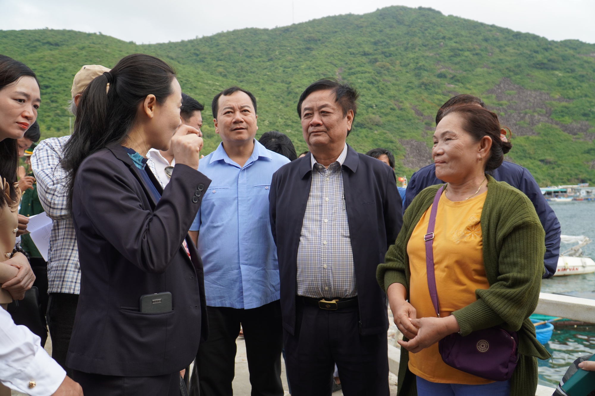 Bộ trưởng Bộ Nông nghiệp và Phát triển nông thôn Lê Minh Hoan thăm hỏi đời sống ngư dân đảo Bích Đầm