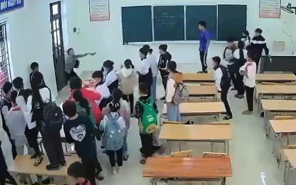Cô giáo bị học sinh ném dép từng bị kỷ luật vì "vi phạm đạo đức"