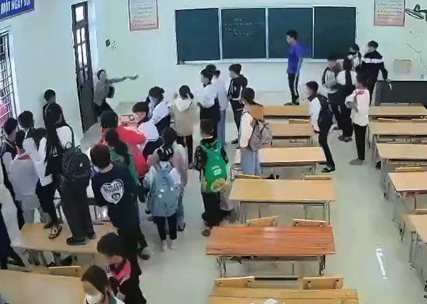 Cô giáo bị học sinh ném dép từng bị kỷ luật vì "vi phạm đạo đức"- Ảnh 1.