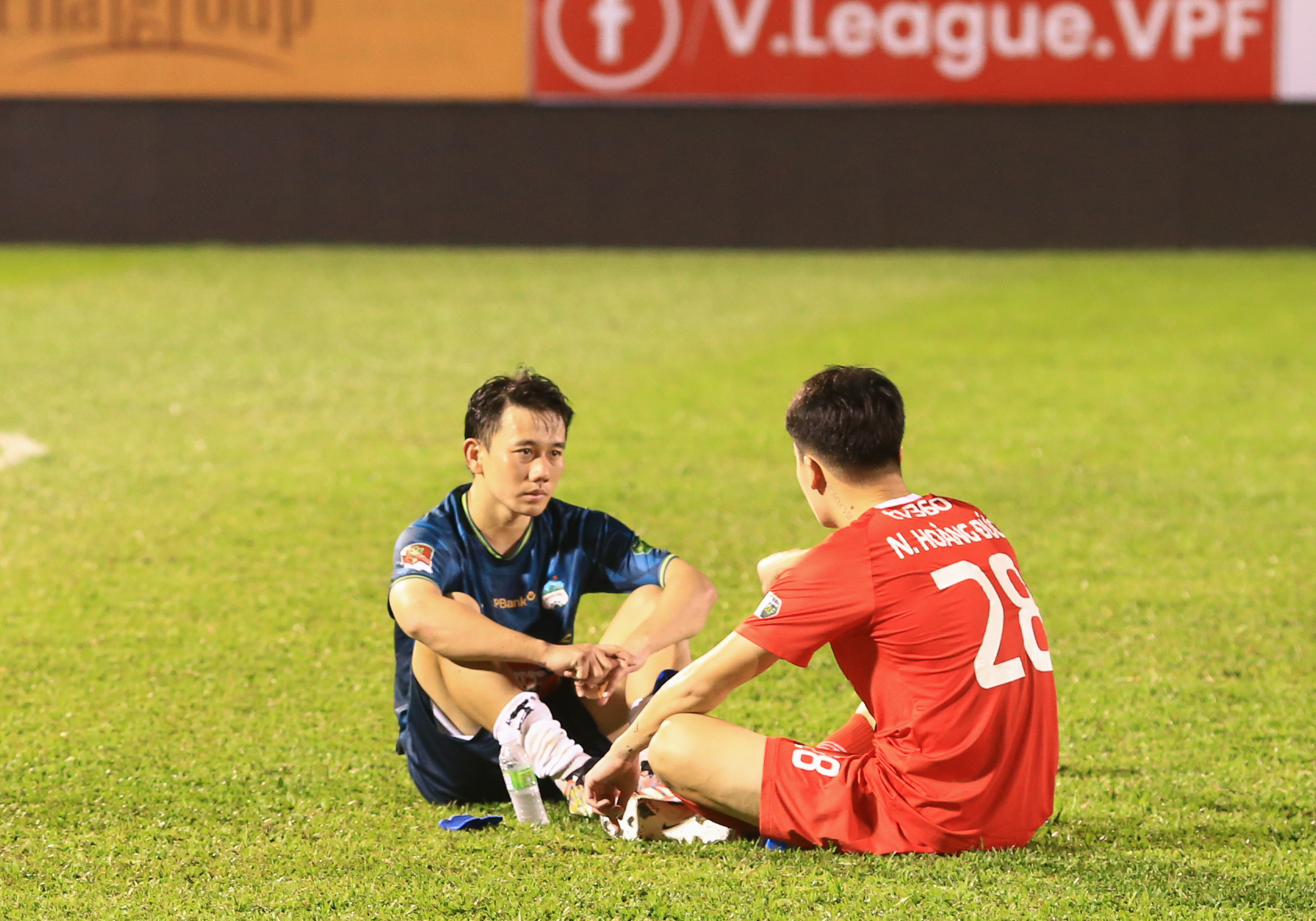 HAGL gục ngã sau trận, Hoàng Đức động viên Minh Vương- Ảnh 3.