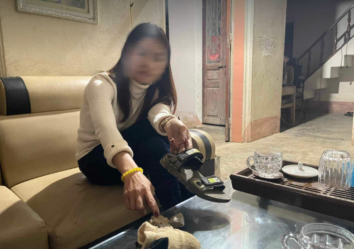 Cô giáo bị học sinh nhốt trong lớp, ném dép vào người lên tiếng "trần tình"- Ảnh 1.