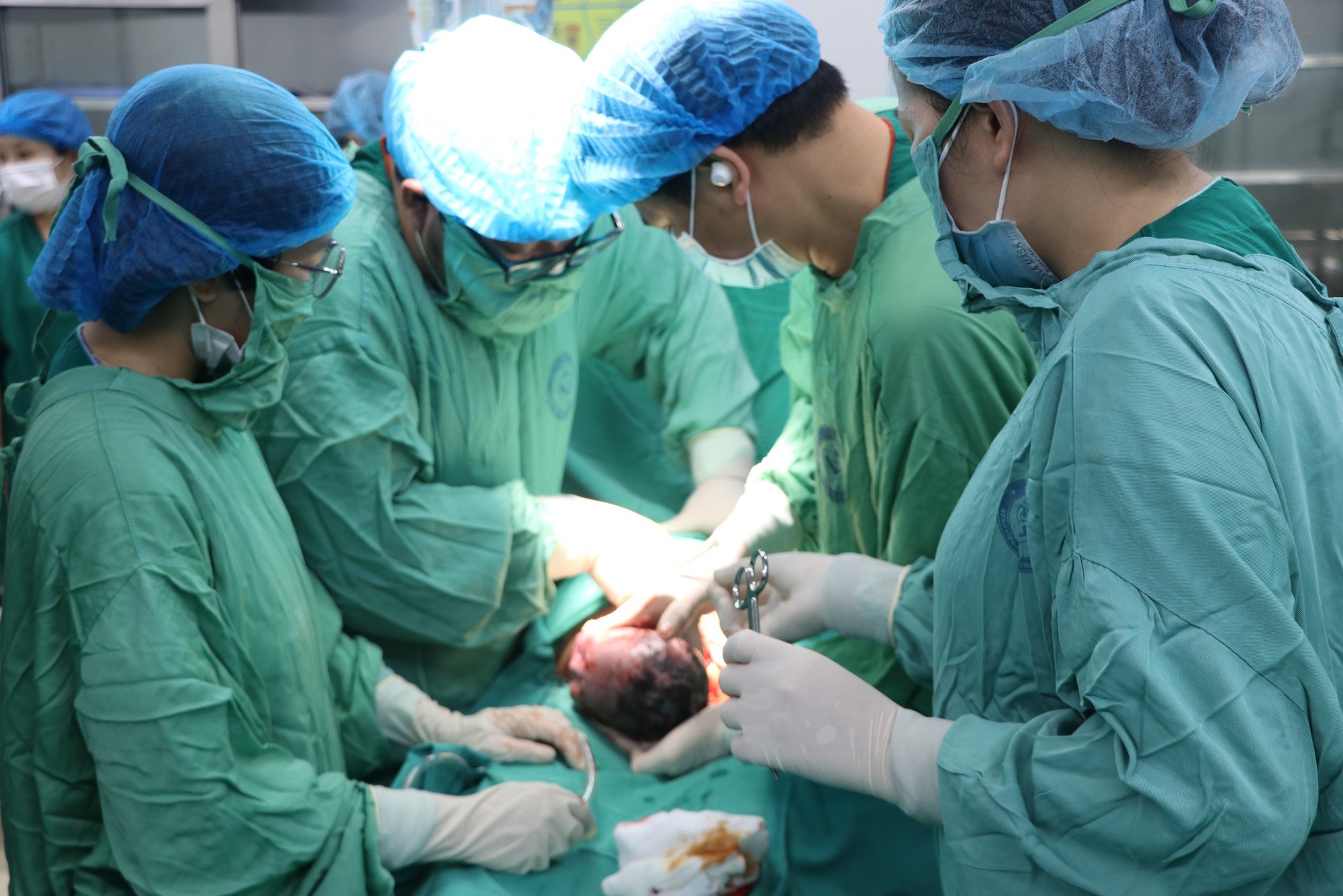 Viện phí rẻ hơn chục lần, thai phụ từ Hàn Quốc về nước theo dõi đẻ, cứu con trai- Ảnh 1.
