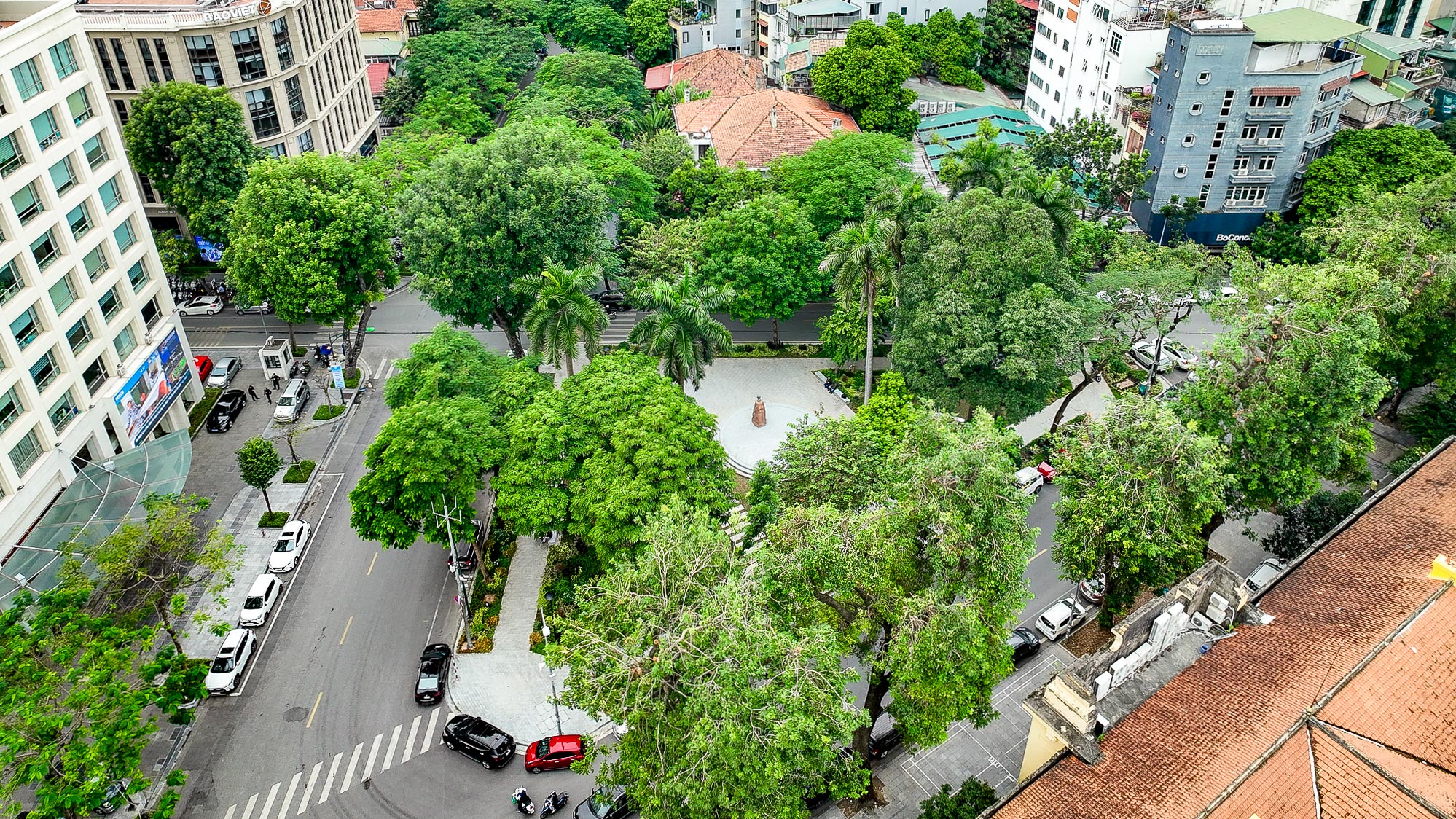 Cận cảnh vườn hoa được đầu tư 3 tỉ đồng để cải tạo- Ảnh 1.