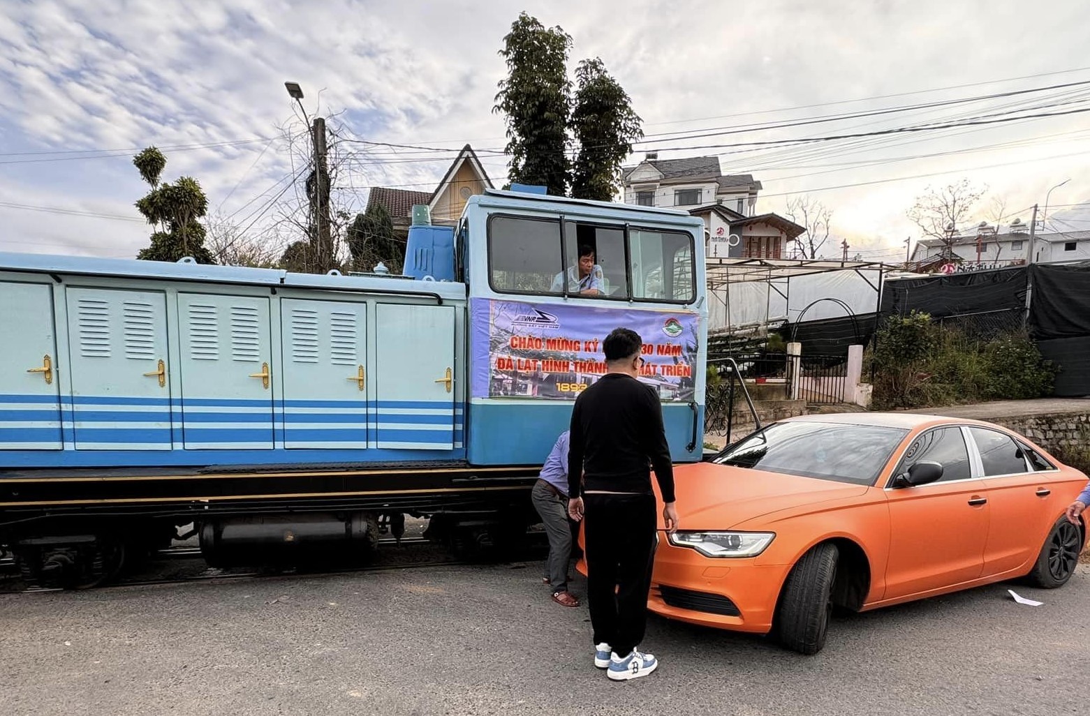Xe của ca sĩ Cao Th&aacute;i Sơn va chạm với t&agrave;u hỏa- Ảnh 1.