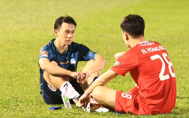 HAGL gục ng&atilde; tr&ecirc;n s&acirc;n nh&agrave;, Ho&agrave;ng Đức an ủi Minh Vương