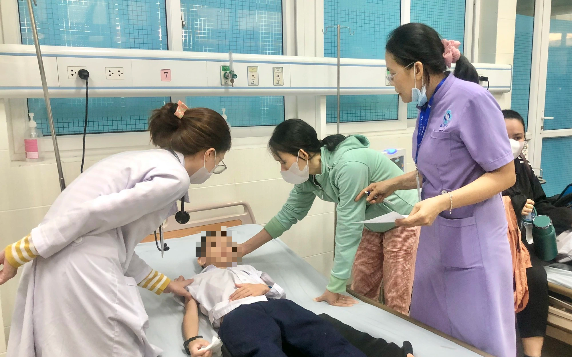 Ăn đồ lạ do một phụ nữ cho, 44 học sinh bị ngộ độc?