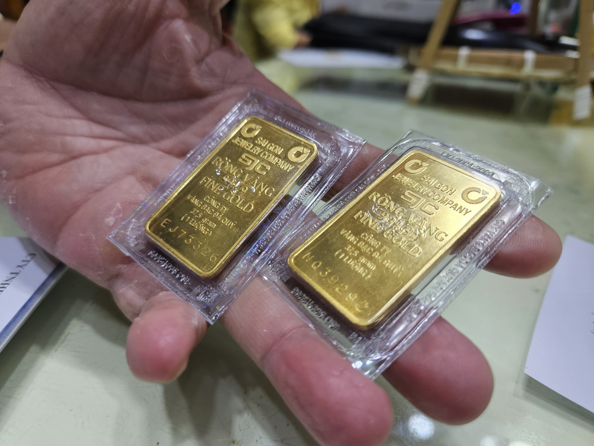 Giá vàng SJC bất ngờ biến động trái chiều - Ảnh 1.