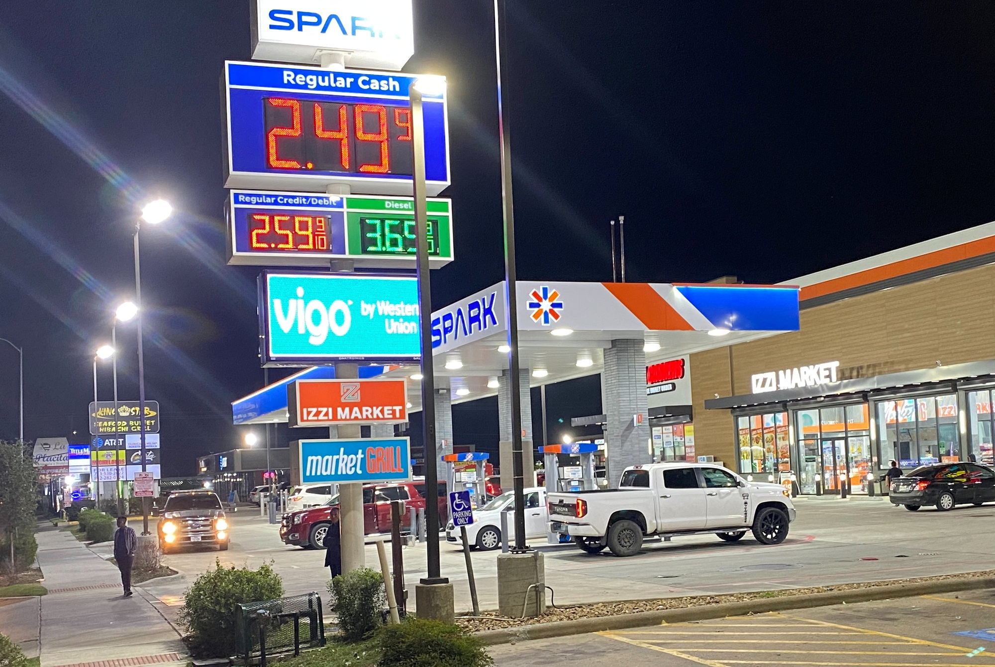 Một trạm xăng dầu ở Houston, bang Texas &ndash; Mỹ Ảnh: REUTERS