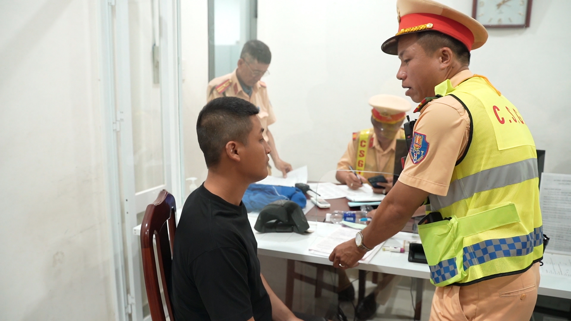 T&agrave;i xế c&ugrave;ng 6 người dương t&iacute;nh ma tu&yacute;, trong xe chứa h&agrave;ng n&oacute;ng- Ảnh 2.