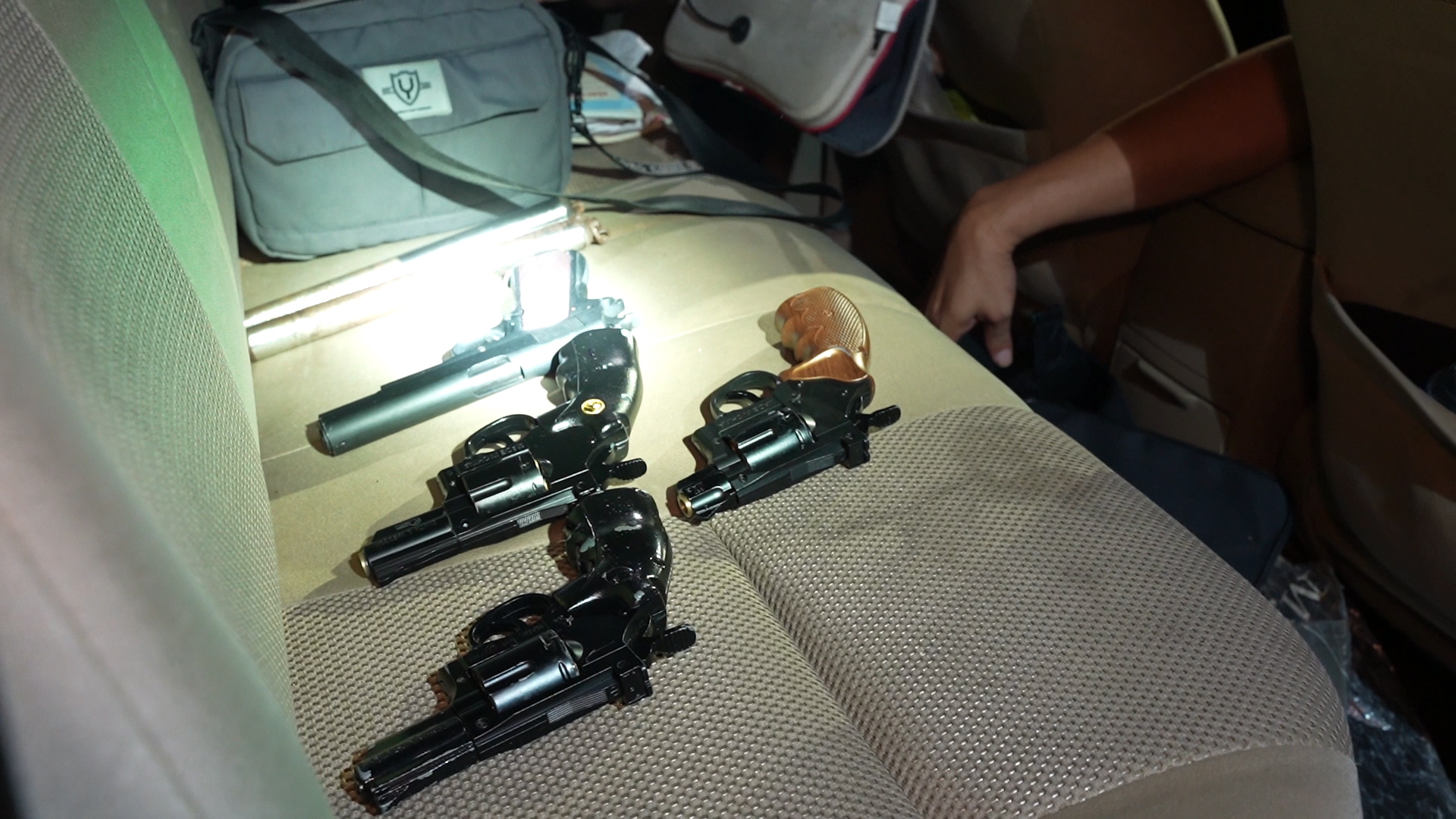 T&agrave;i xế c&ugrave;ng 6 người dương t&iacute;nh ma tu&yacute;, trong xe chứa h&agrave;ng n&oacute;ng- Ảnh 3.
