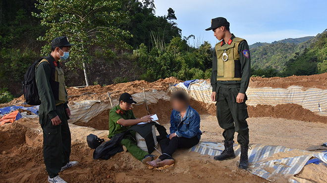 Trong đ&ecirc;m, Gi&aacute;m đốc C&ocirc;ng an B&igrave;nh Thuận trực tiếp chỉ huy ph&aacute; điểm khai th&aacute;c v&agrave;ng tr&aacute;i ph&eacute;p- Ảnh 2.
