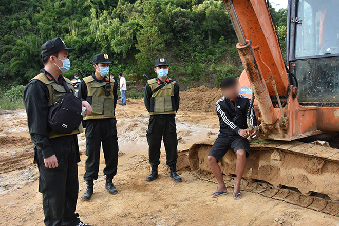 Trong đ&ecirc;m, Gi&aacute;m đốc C&ocirc;ng an B&igrave;nh Thuận trực tiếp chỉ huy ph&aacute; điểm khai th&aacute;c v&agrave;ng tr&aacute;i ph&eacute;p- Ảnh 1.