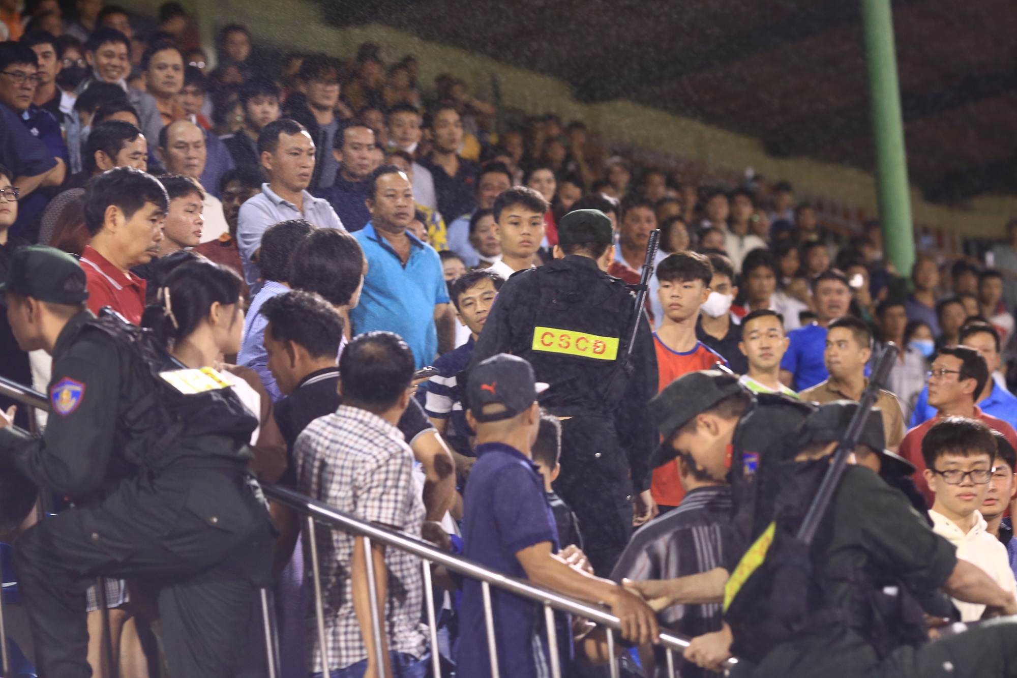 Rimario tranh chấp làm đổ máu cầu thủ Bình Định, khán đài sân Quy Nhơn dậy sóng- Ảnh 13.
