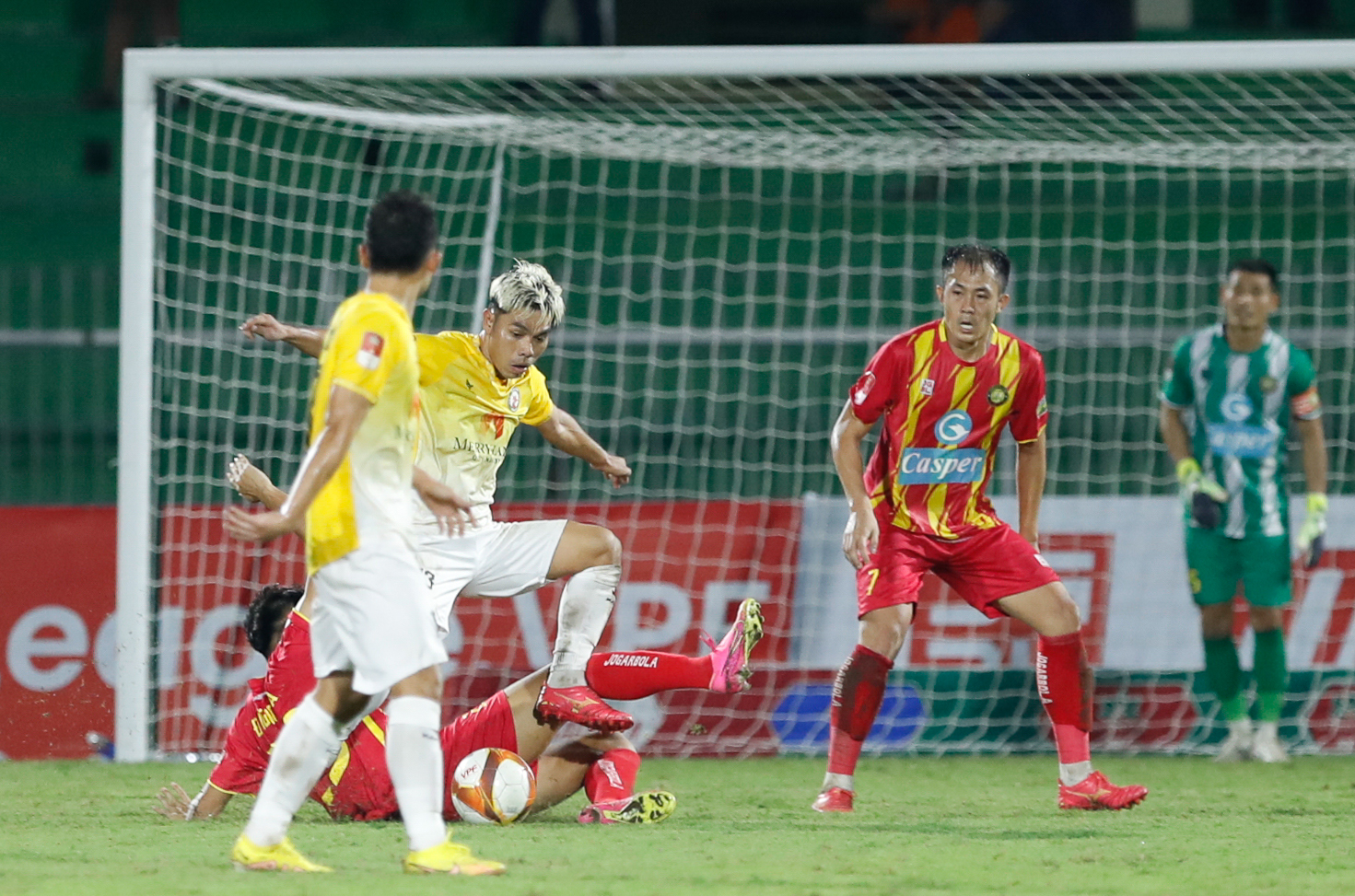 Rimario tranh chấp làm đổ máu cầu thủ Bình Định, khán đài sân Quy Nhơn dậy sóng- Ảnh 9.