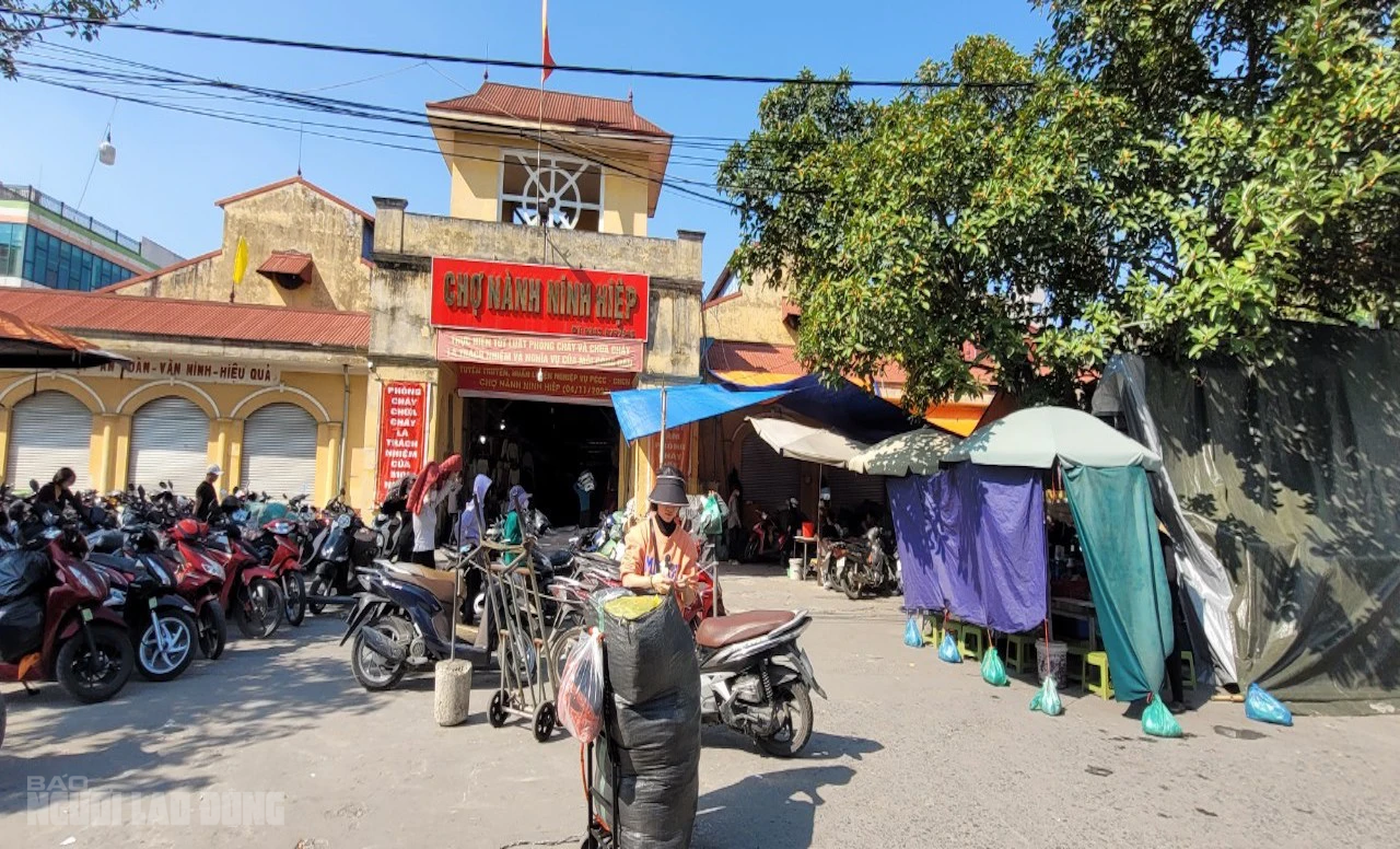 "Thủ phủ" thời trang lớn nhất miền Bắc ế ẩm, tiểu thương t&iacute;nh bỏ nghề - Ảnh 1.