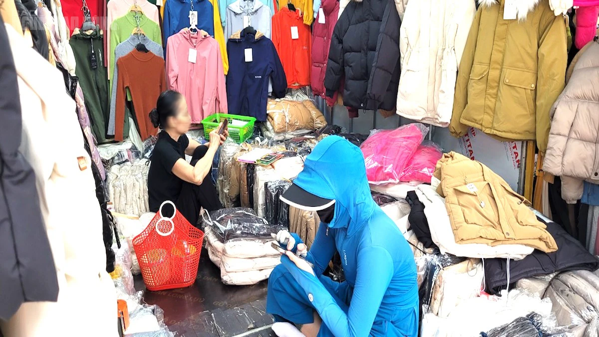"Thủ phủ" thời trang lớn nhất miền Bắc ế ẩm, tiểu thương t&iacute;nh bỏ nghề - Ảnh 4.