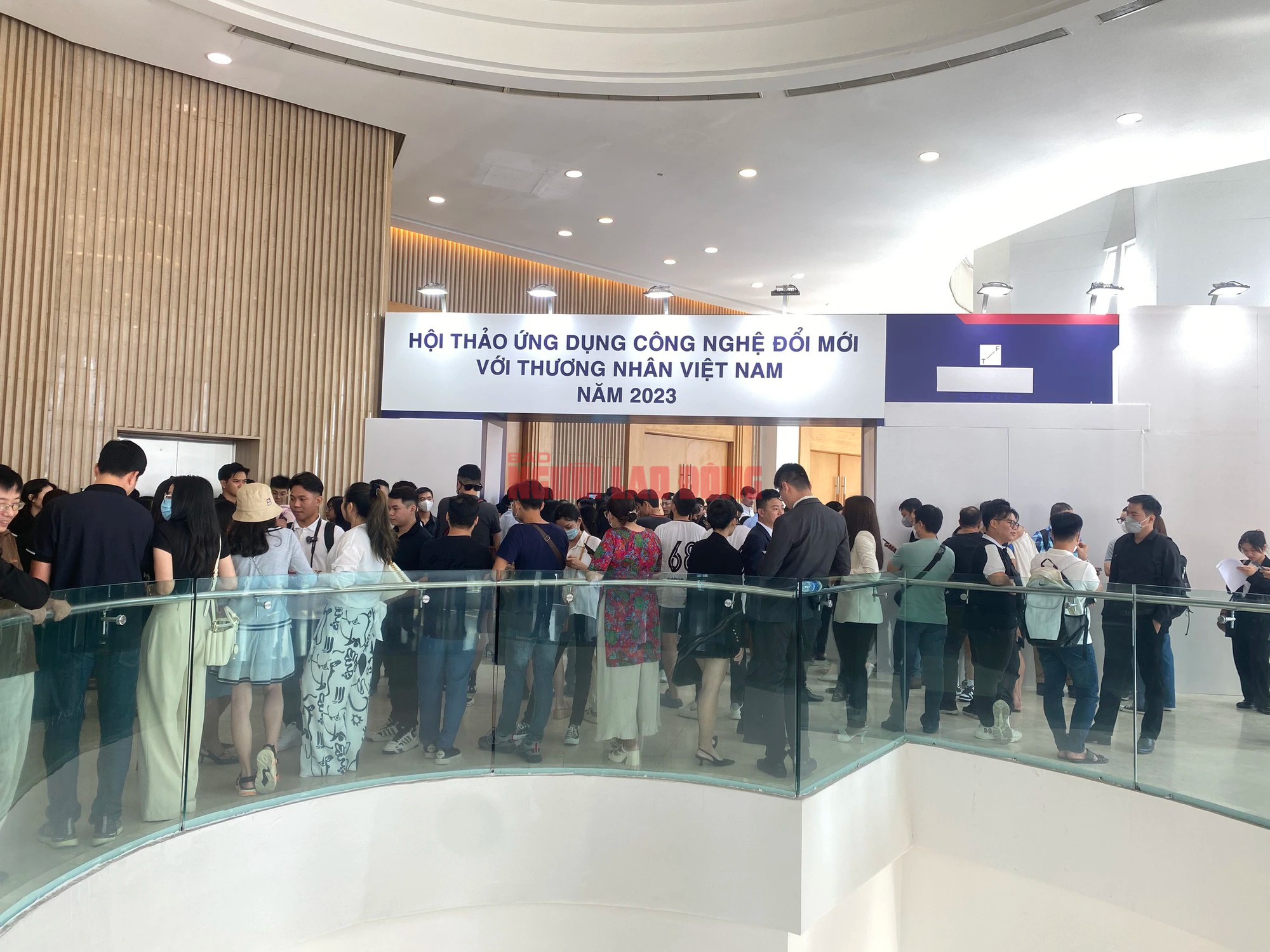 H&agrave;ng chục s&agrave;n Forex "n&uacute;p b&oacute;ng" hội thảo c&ocirc;ng nghệ tại TP HCM để ch&agrave;o mời kh&aacute;ch- Ảnh 4.