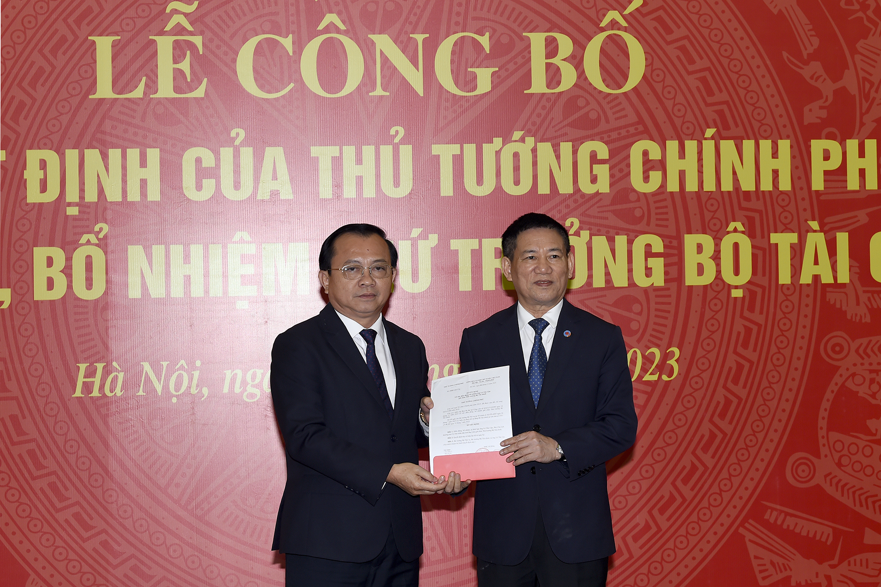 Bộ trưởng Bộ T&agrave;i ch&iacute;nh Hồ Đức Phớc trao quyết định bổ nhiệm cho &ocirc;ng L&ecirc; Tấn Cận (tr&aacute;i)