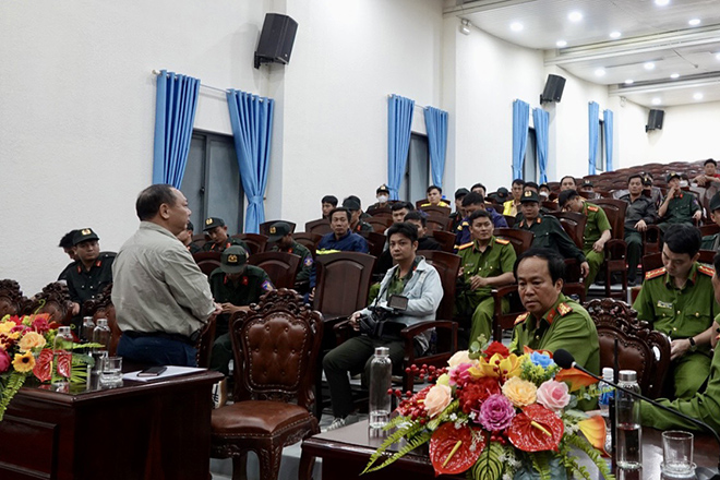 Trong đ&ecirc;m, Gi&aacute;m đốc C&ocirc;ng an B&igrave;nh Thuận trực tiếp chỉ huy ph&aacute; điểm khai th&aacute;c v&agrave;ng tr&aacute;i ph&eacute;p- Ảnh 4.