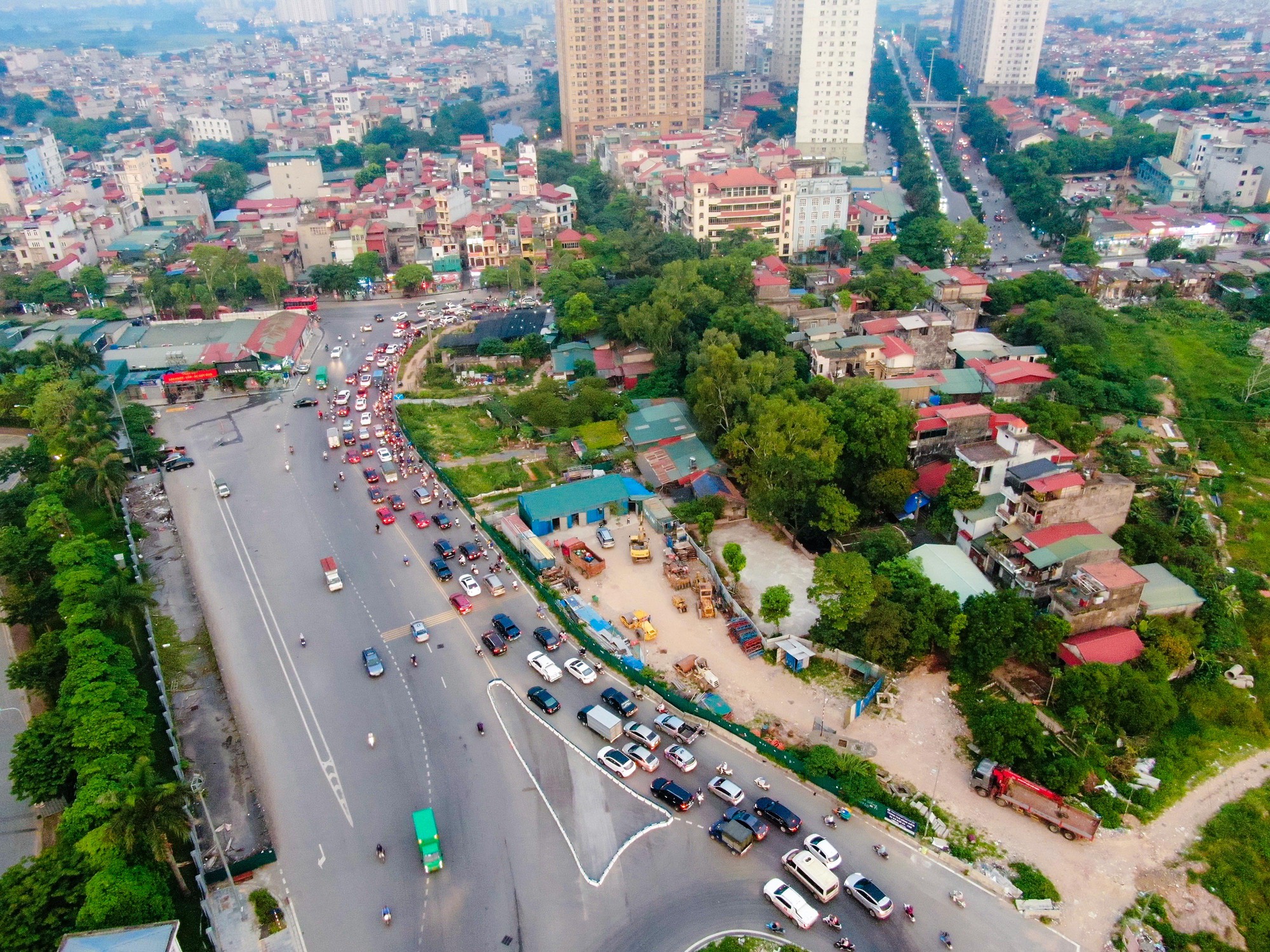 Cận cảnh cầu vượt thi công bỏ dở trên đại lộ ngàn tỉ- Ảnh 4.
