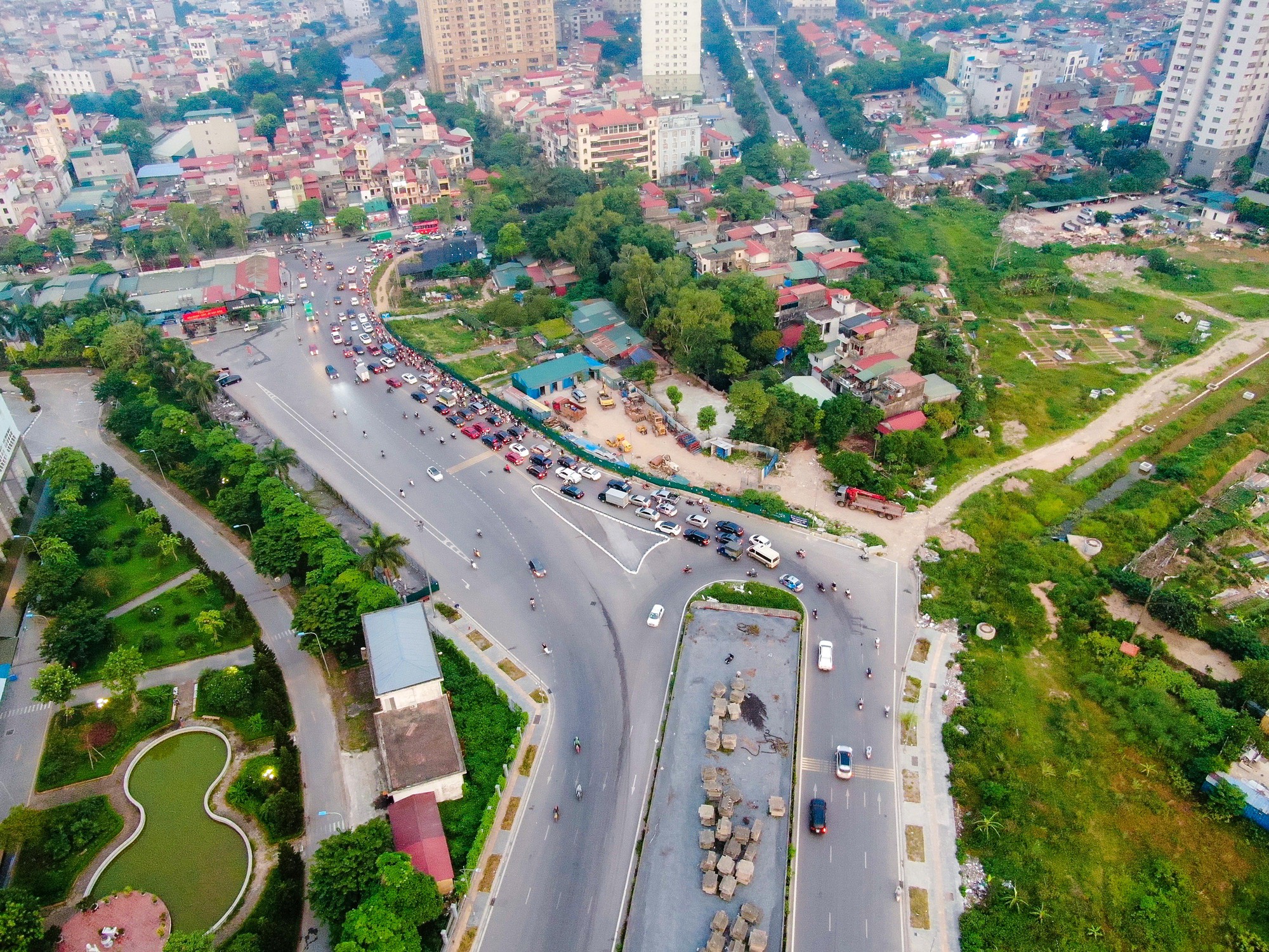 Cận cảnh cầu vượt thi công bỏ dở trên đại lộ ngàn tỉ- Ảnh 3.