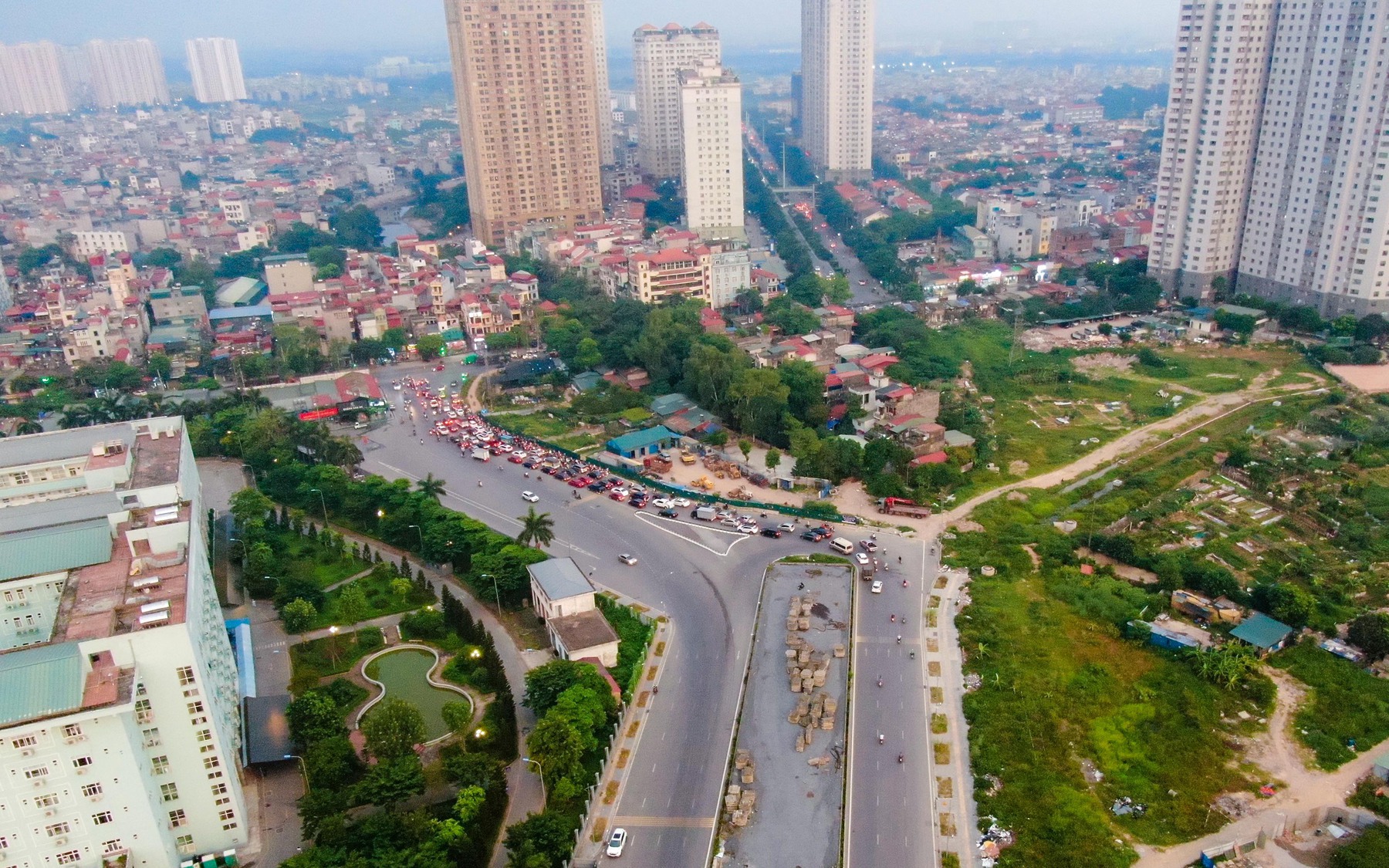 Cận cảnh cầu vượt thi công bỏ dở trên đại lộ ngàn tỉ