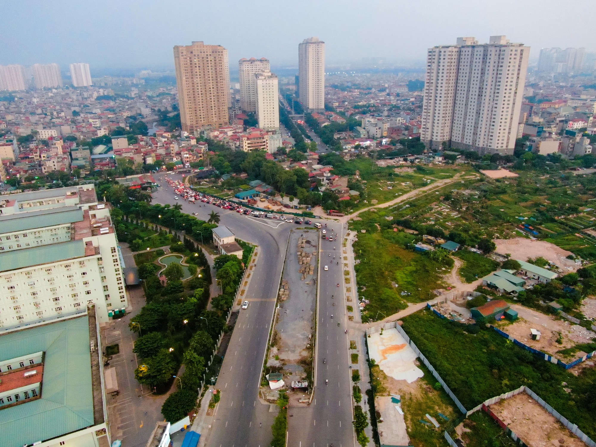 Cận cảnh cầu vượt thi công bỏ dở trên đại lộ ngàn tỉ- Ảnh 2.