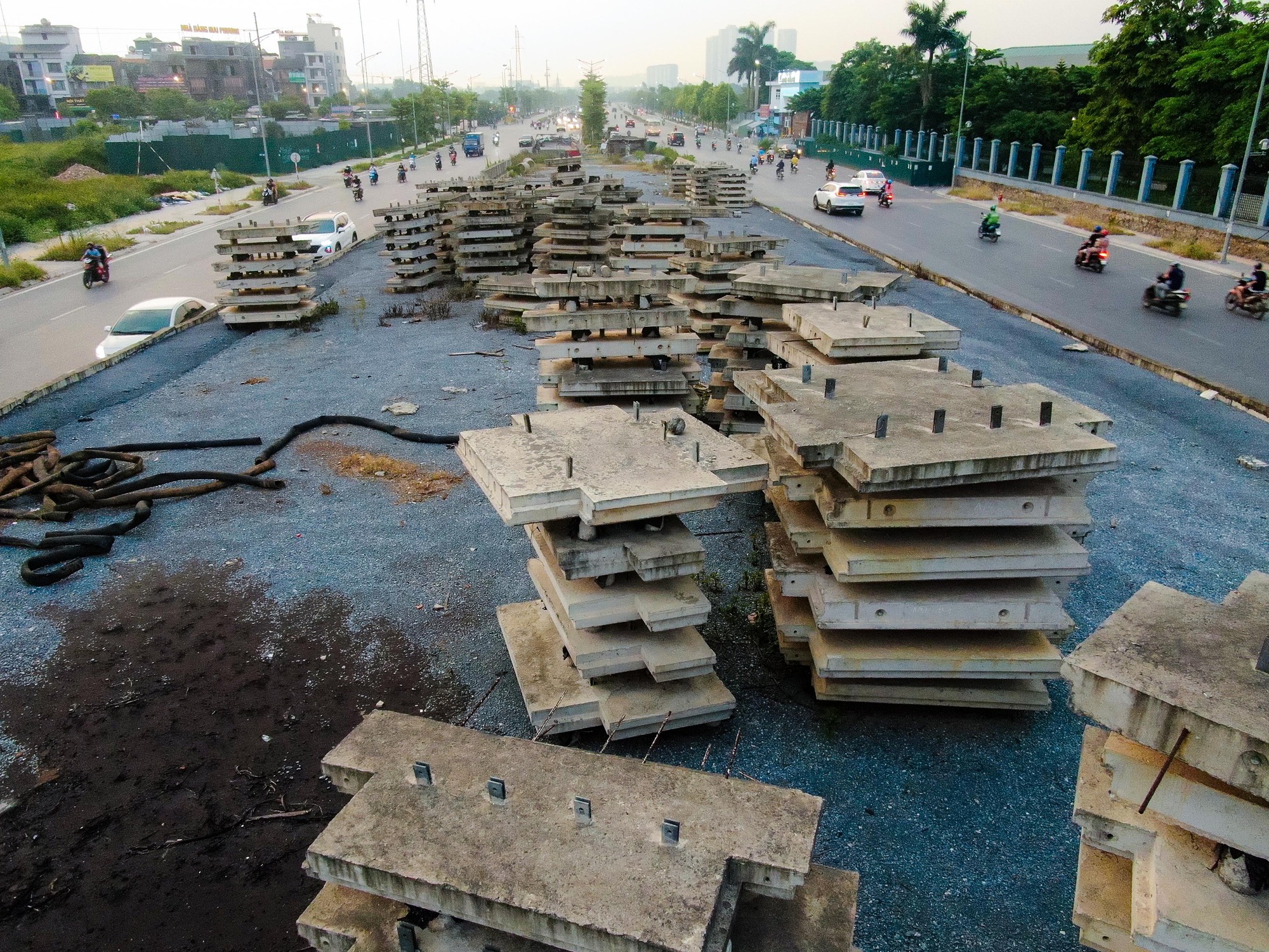 Cận cảnh cầu vượt thi công bỏ dở trên đại lộ ngàn tỉ- Ảnh 6.